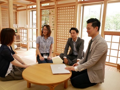 『五感の森~chizu~』内で会議中の社員